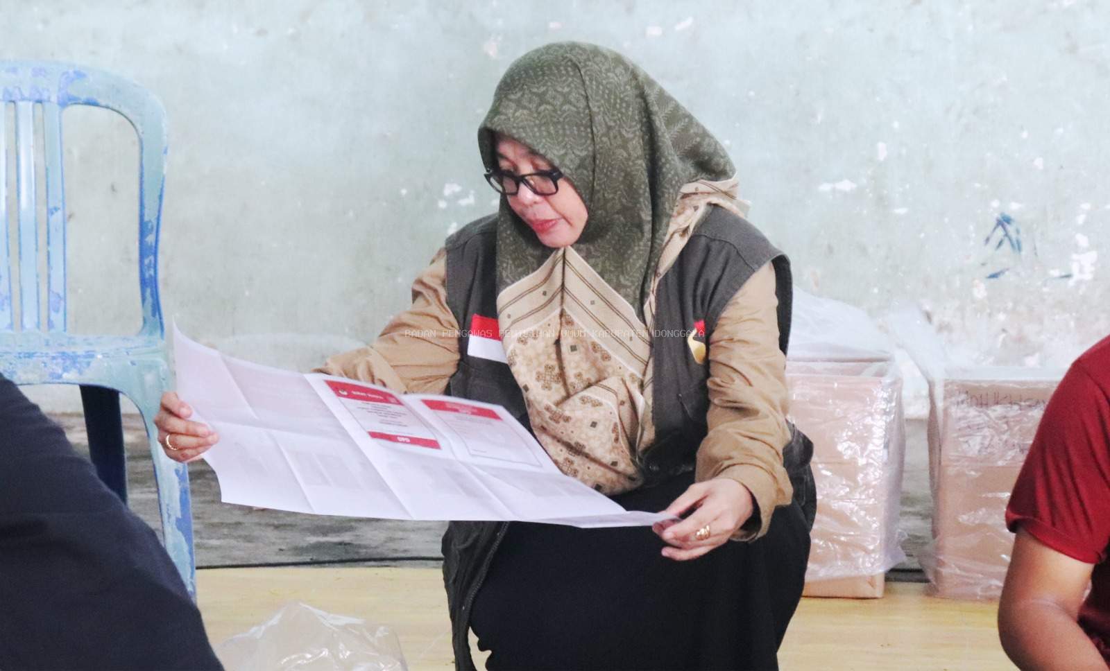 Pengawasan Melekat Sortir dan Lipat Surat Suara Di Gudang Logistik KPU Donggala