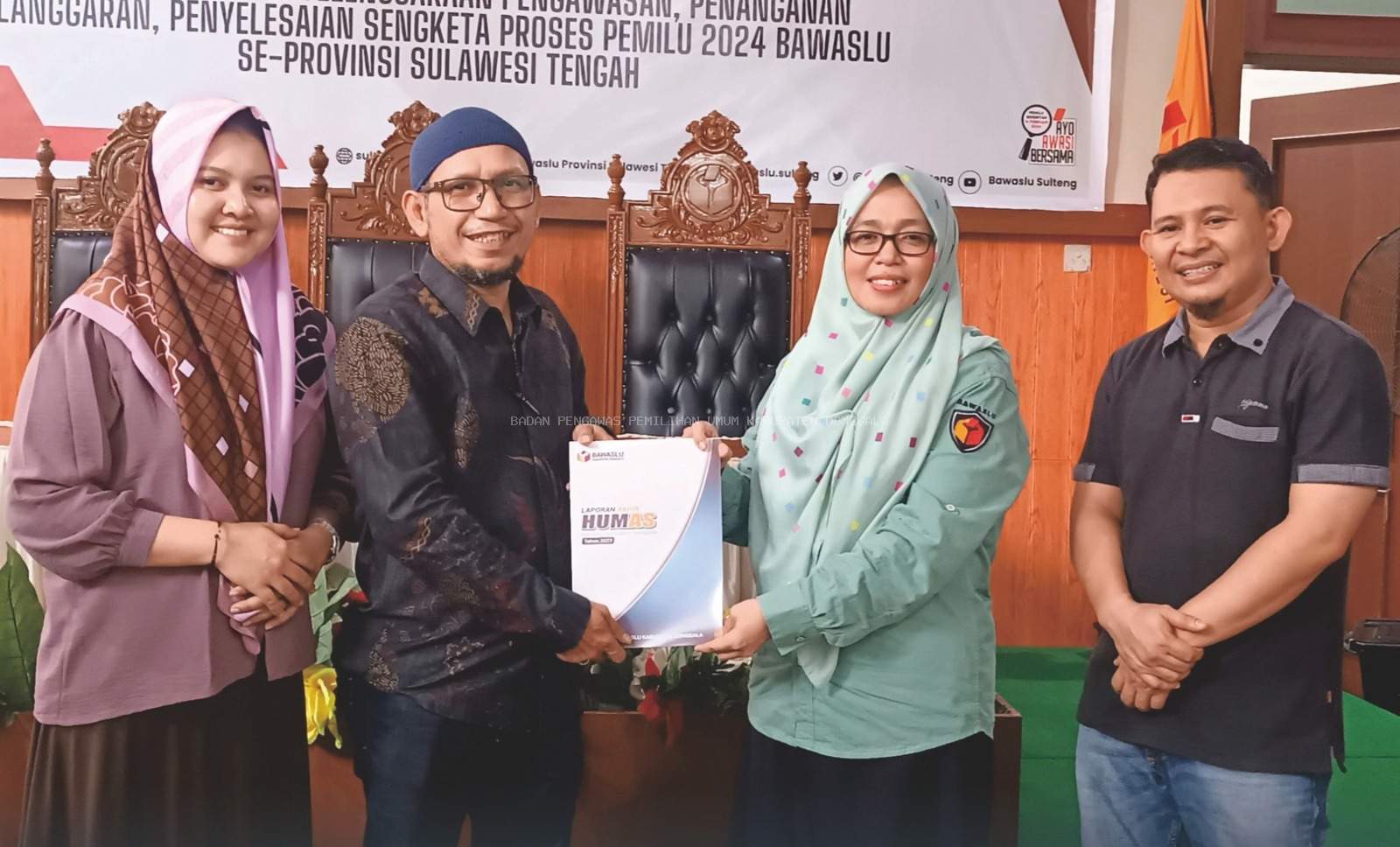 Rapat Evaluasi dan Penyerahan Laporan Akhir kehumasan Secara Intens Ke Bawaslu Sulteng 