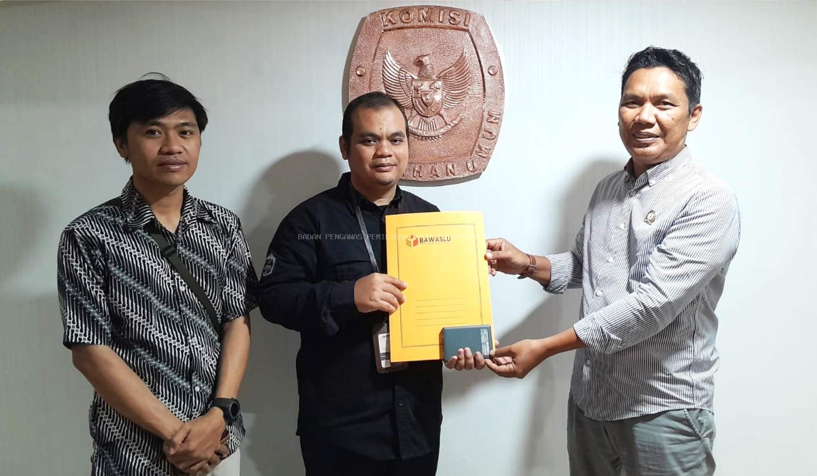 Tim Fasilitasi Serahkan Dokumen Hasil Pengawasan Pungut Hitung Rekap Suara Ke Bawaslu RI