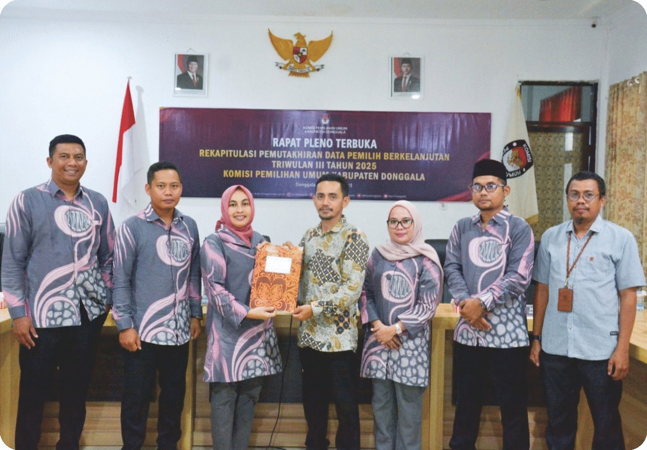 Ketua, Anggota, Kasubag dan staf sekretariat Bawaslu Donggala hadiri Rapat Pleno Terbuka PDPB Triwulan III Tahun 2025 di ruang rapat aula KPU Kabupaten Donggala, Kamis (2/10/2025).