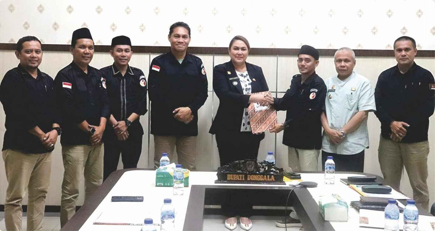 Foto bersama Bawaslu Donggala bersama Bupati dan Sekda Donggala