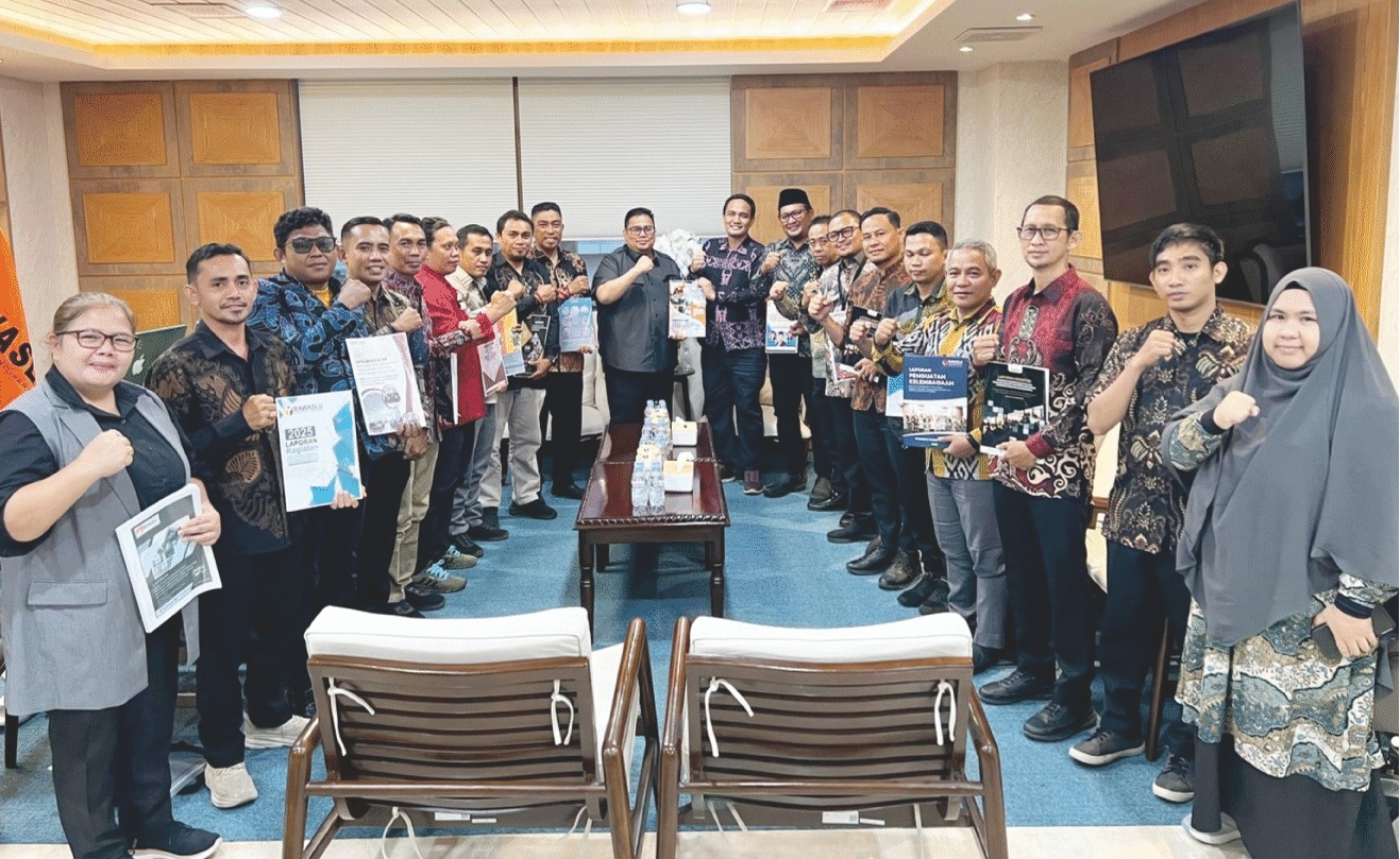  menyerahkan Laporan Penguatan Kelembagaan Bawaslu Donggala bersama Mitra Kerja Tahun 2025 kepada Bawaslu Republik Indonesia di Jakarta