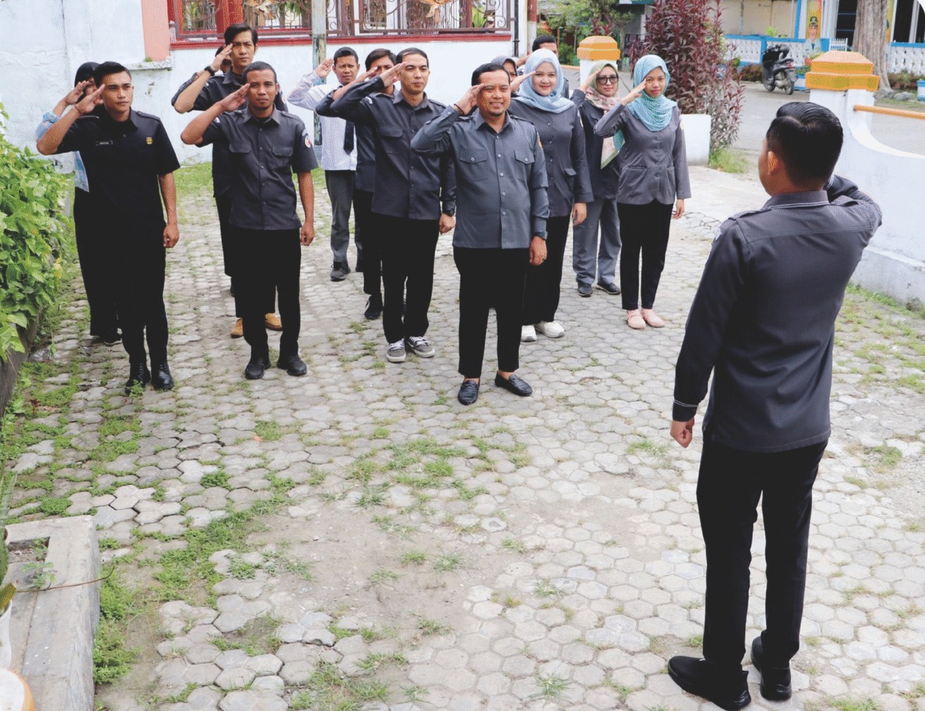 mengawali pekan pertama Bawaslu Donggala menggelar apel pagi dipimpin langsung Anggota Bawaslu Donggala, Rusli Guntur