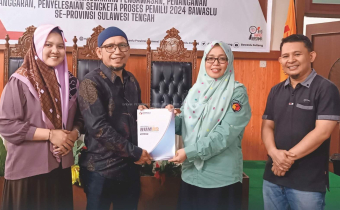 Rapat Evaluasi dan Penyerahan Laporan Akhir kehumasan Secara Intens Ke Bawaslu Sulteng 