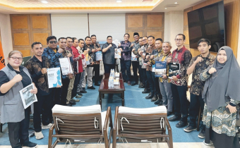  menyerahkan Laporan Penguatan Kelembagaan Bawaslu Donggala bersama Mitra Kerja Tahun 2025 kepada Bawaslu Republik Indonesia di Jakarta