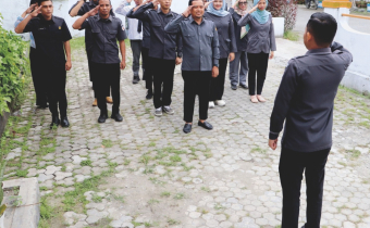 mengawali pekan pertama Bawaslu Donggala menggelar apel pagi dipimpin langsung Anggota Bawaslu Donggala, Rusli Guntur